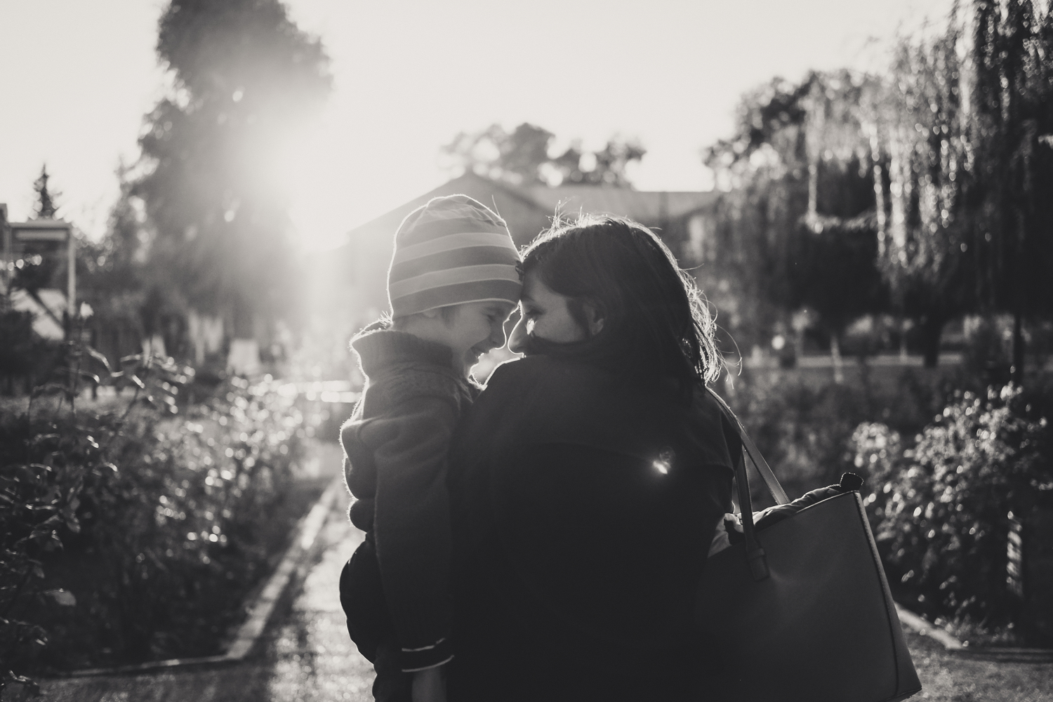 photo "mother with her son" tags: black&white, street, flare, motherhood, son, sun