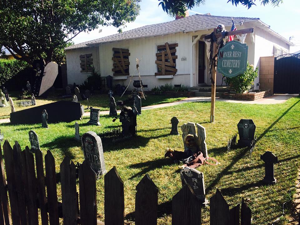 photo "Whistleing In The Graveyard" tags: landscape, genre, Halloween, graveyard, holiday, home, props, yard