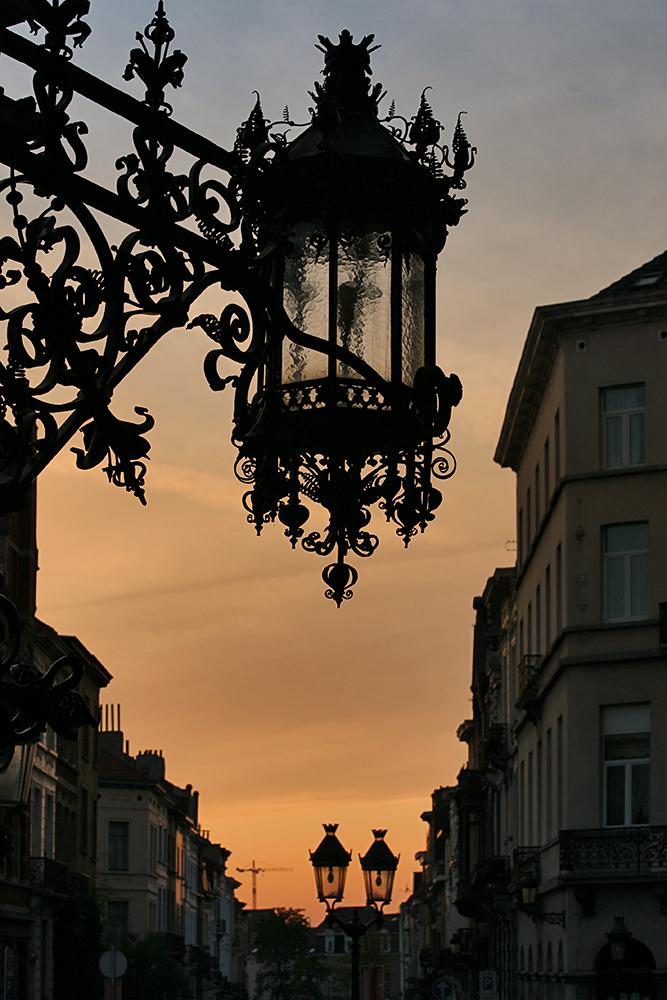 photo "***" tags: street, city, Prague, autumn, street, фонари