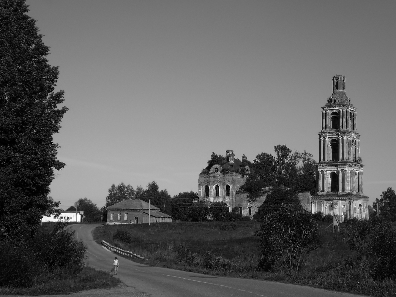 photo "***" tags: landscape, architecture, black&white, village, руины, церковь, человек