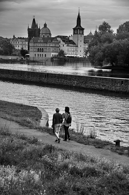 photo "Пара на Кампе" tags: black&white, Prag, Prague, Praha