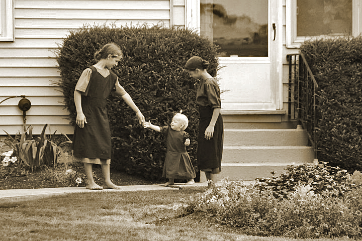 photo "Amish Children" tags: genre, travel, Amish, Pennsylvania, childhood, children, family, farm, girls, home, sepia, siblings, sisters