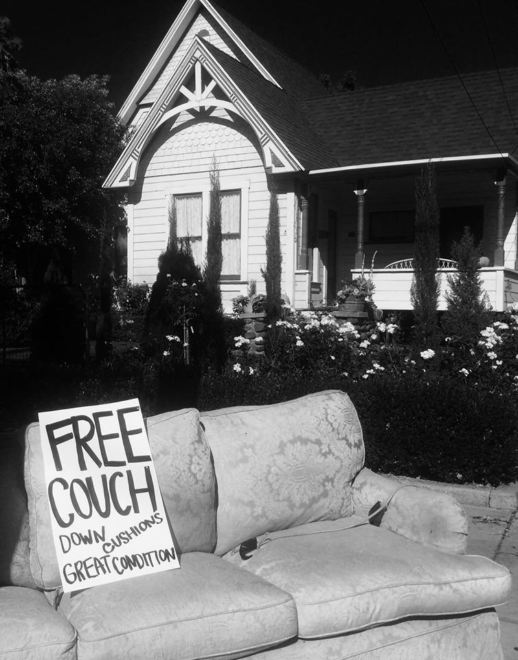 photo "***" tags: street, reporting, black&white, couch, free
bw, furniture, home, house, photojournalism, sofa, street scene, vintage