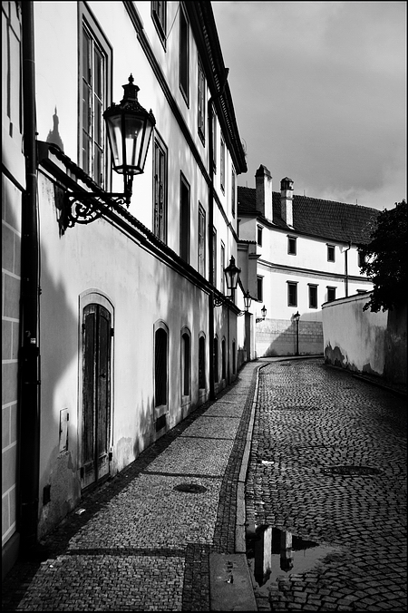 photo "Улица и лужа" tags: black&white, Prag, Prague, Praha