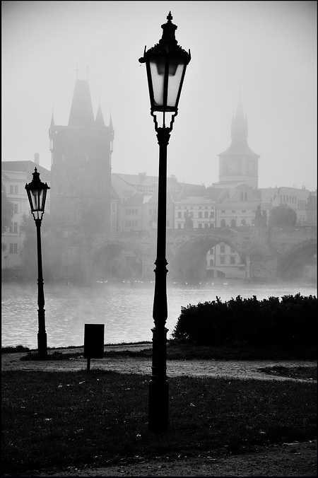 photo "Фонари и башни" tags: black&white, Prag, Prague, Praha