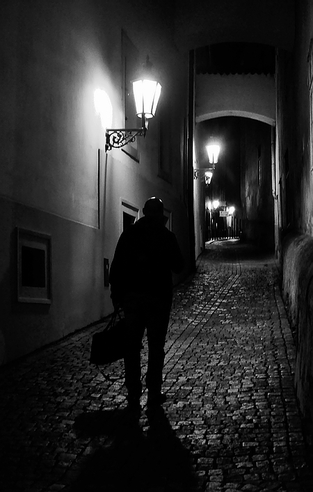 photo "Ночной пешеход и фонари" tags: black&white, Prag, Prague, Praha