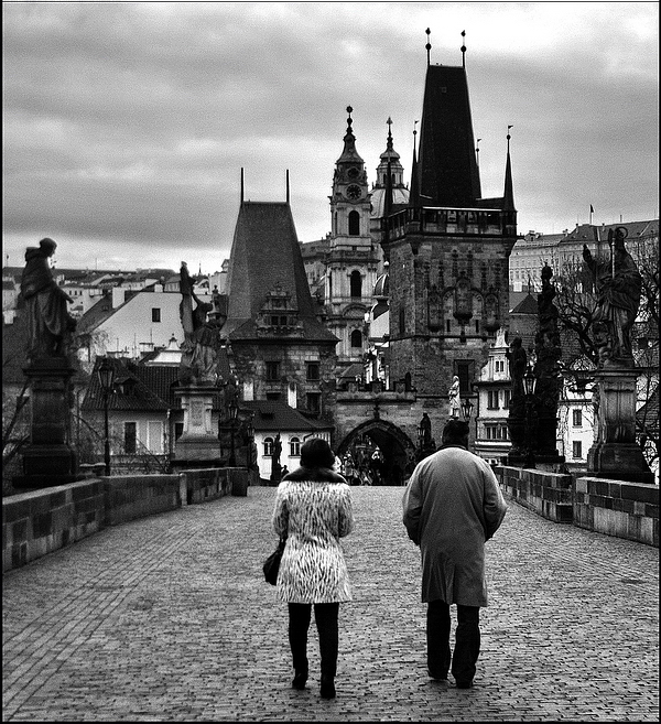photo "Пара на мосту" tags: architecture, black&white, Prag, Prague, Praha
