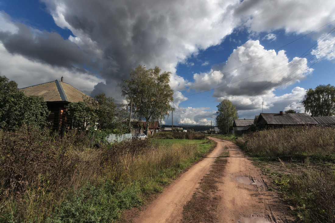 photo "***" tags: landscape, travel, grass, road, summer, деревня, избушки, тучи