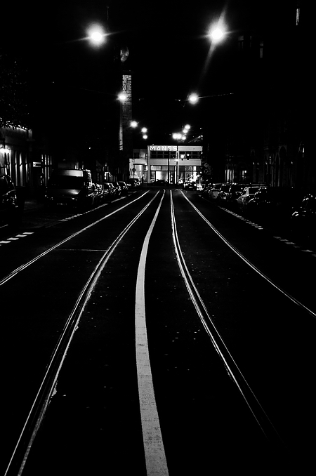 photo "Ночная улица и трамвайные пути" tags: black&white, Prag, Prague, Praha
