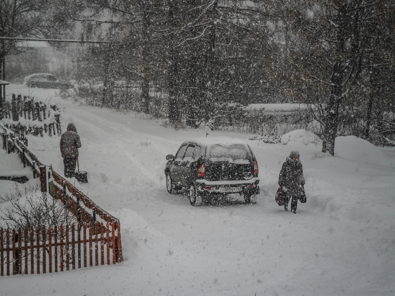 photo "***" tags: landscape, nature, misc., snow, village, winter, деревья, окно, человек