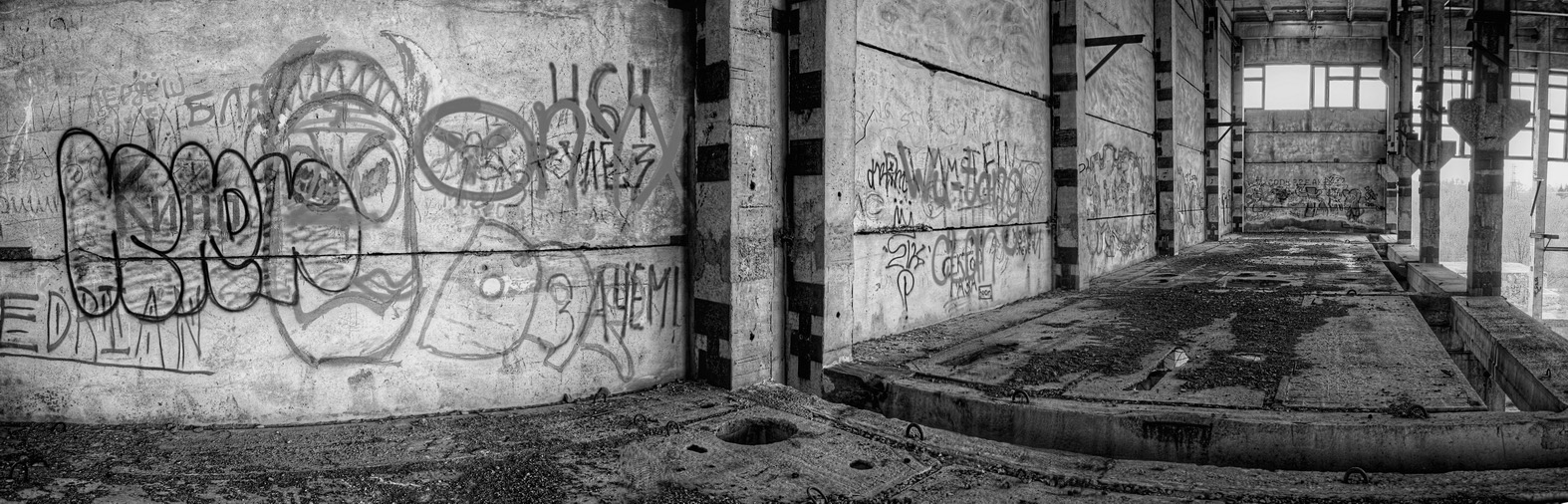 photo "наскальные рисунки" tags: misc., black&white, interior, апокалипсис, граффити, индастриал, мрак, разруха, рисунки