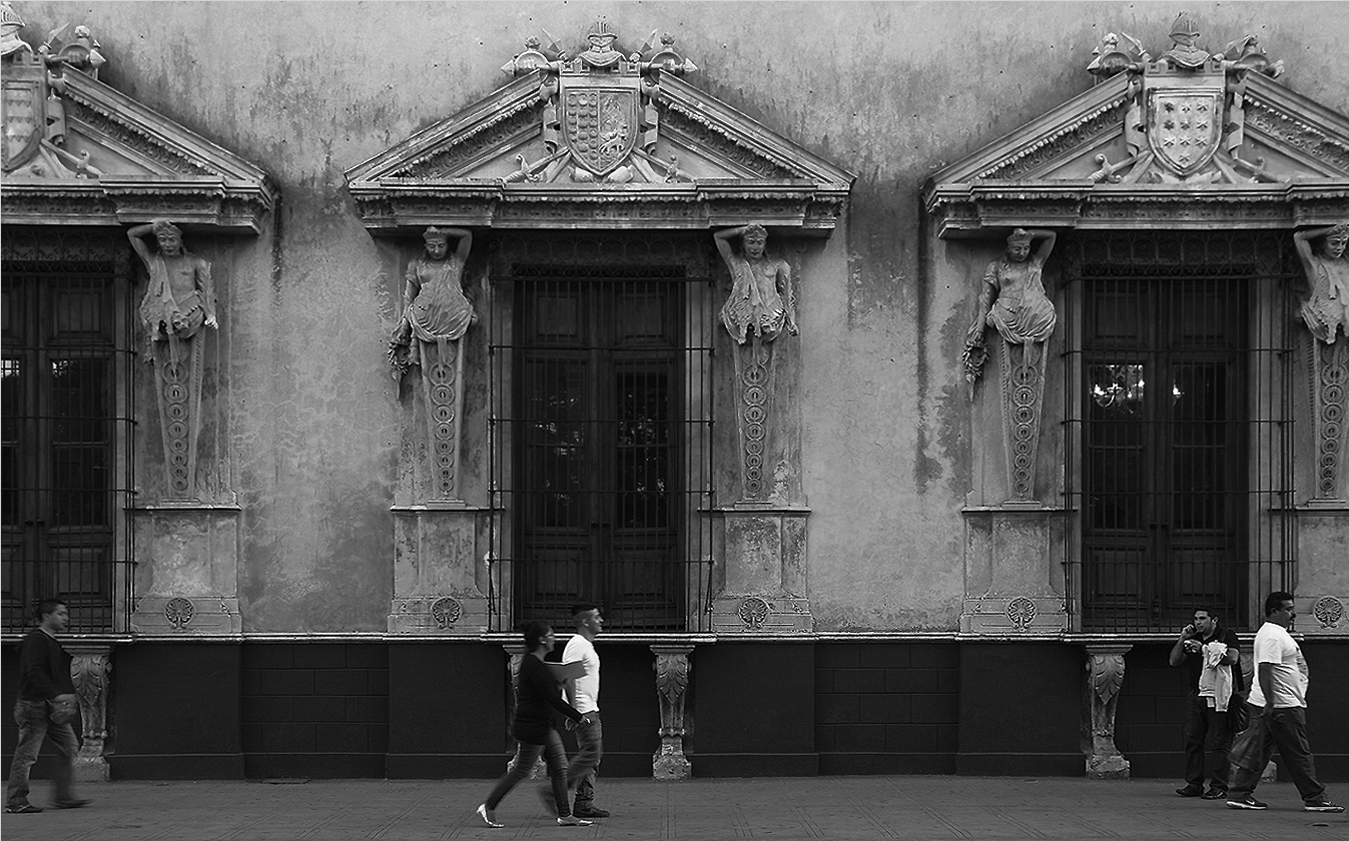 photo "The Passers" tags: street, architecture, black&white, 