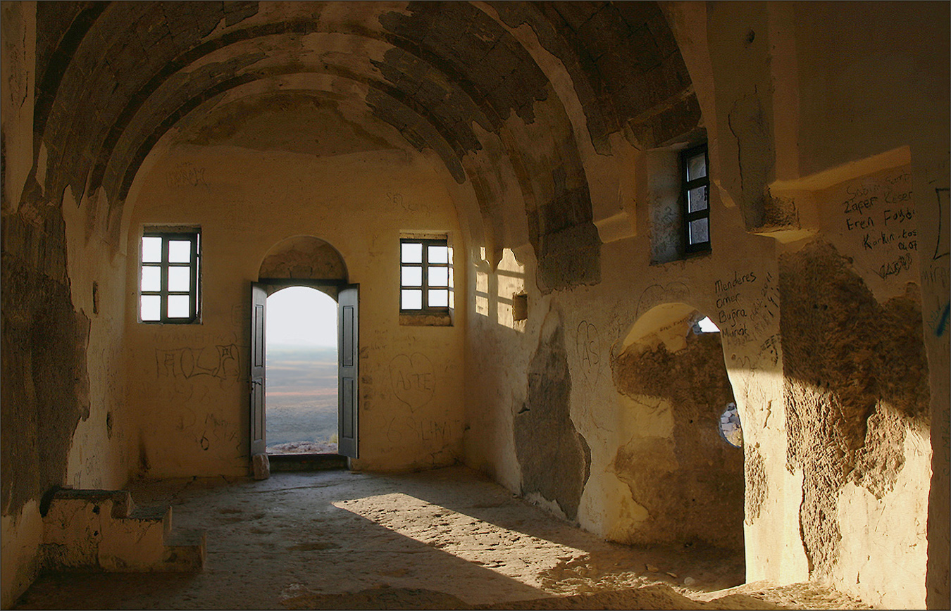 photo "In the abandoned Chapel" tags: architecture, travel, 