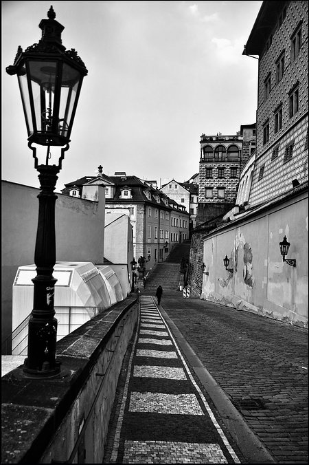 photo "Фонар и улица" tags: black&white, Prag, Prague, Praha