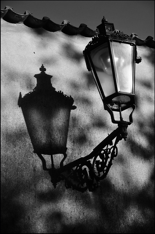 photo "Фонарь и тени" tags: black&white, Prag, Prague, Praha