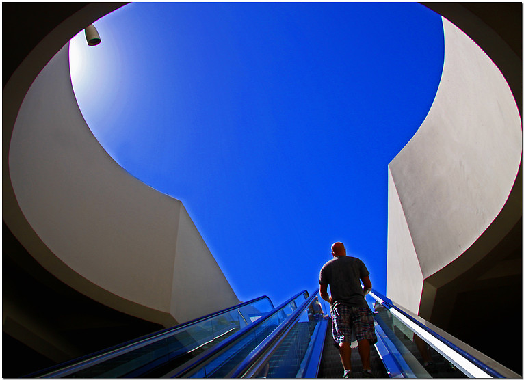 photo "***" tags: architecture, abstract, street, HUMAN, escalator, light, mall, shopping, sky