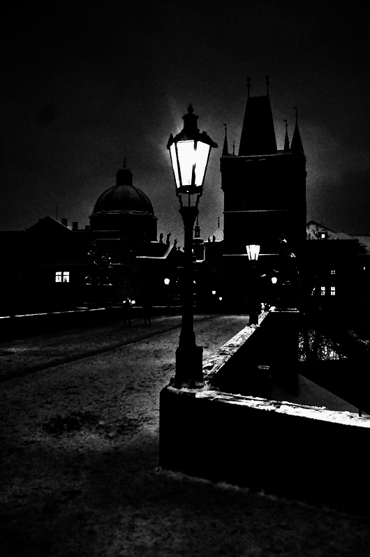 photo "Зимняя ночная атмосфера" tags: black&white, Prag, Prague, Praha