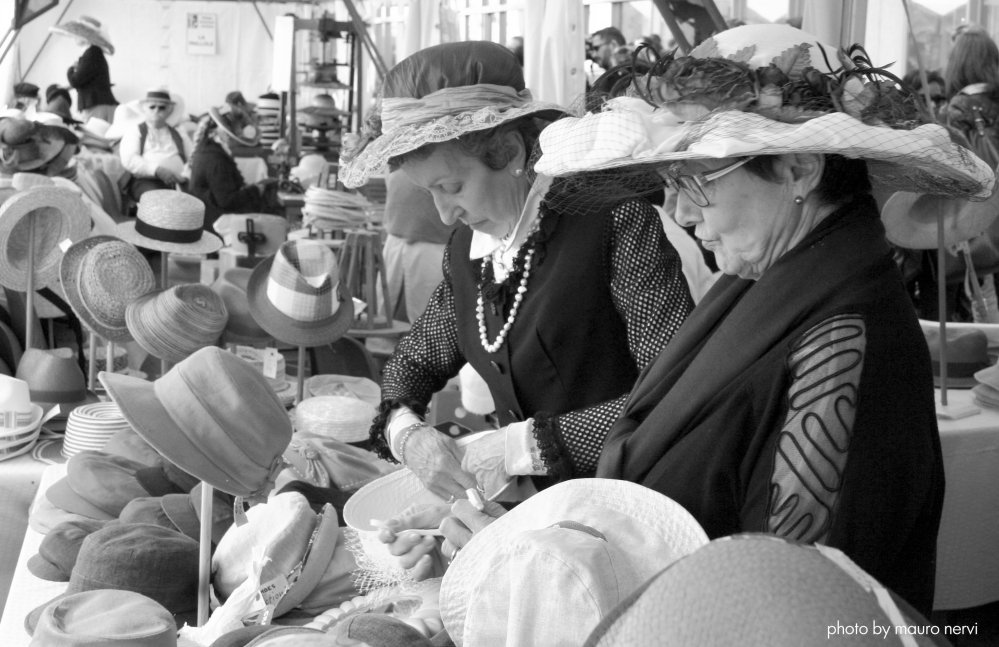 photo "hats factory" tags: black&white, 