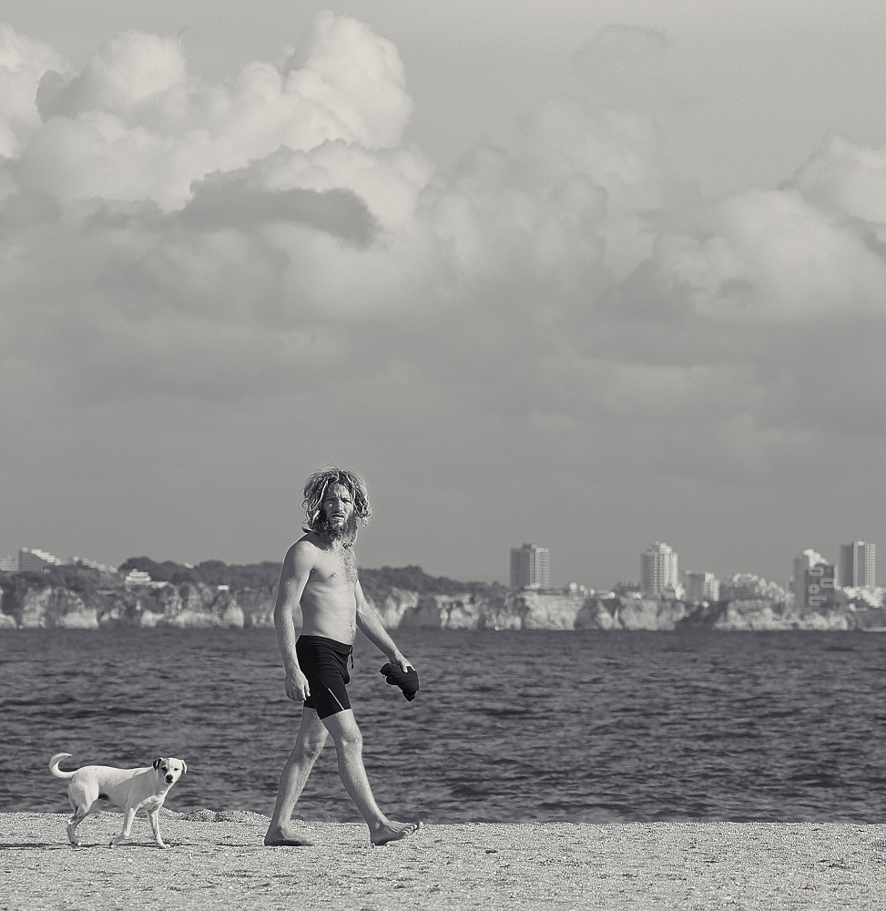 photo "***" tags: genre, travel, black&white, Portugal, beach, clouds, morning, ocean, people, sea, sky, sun, water, путешествие, тучи, человек