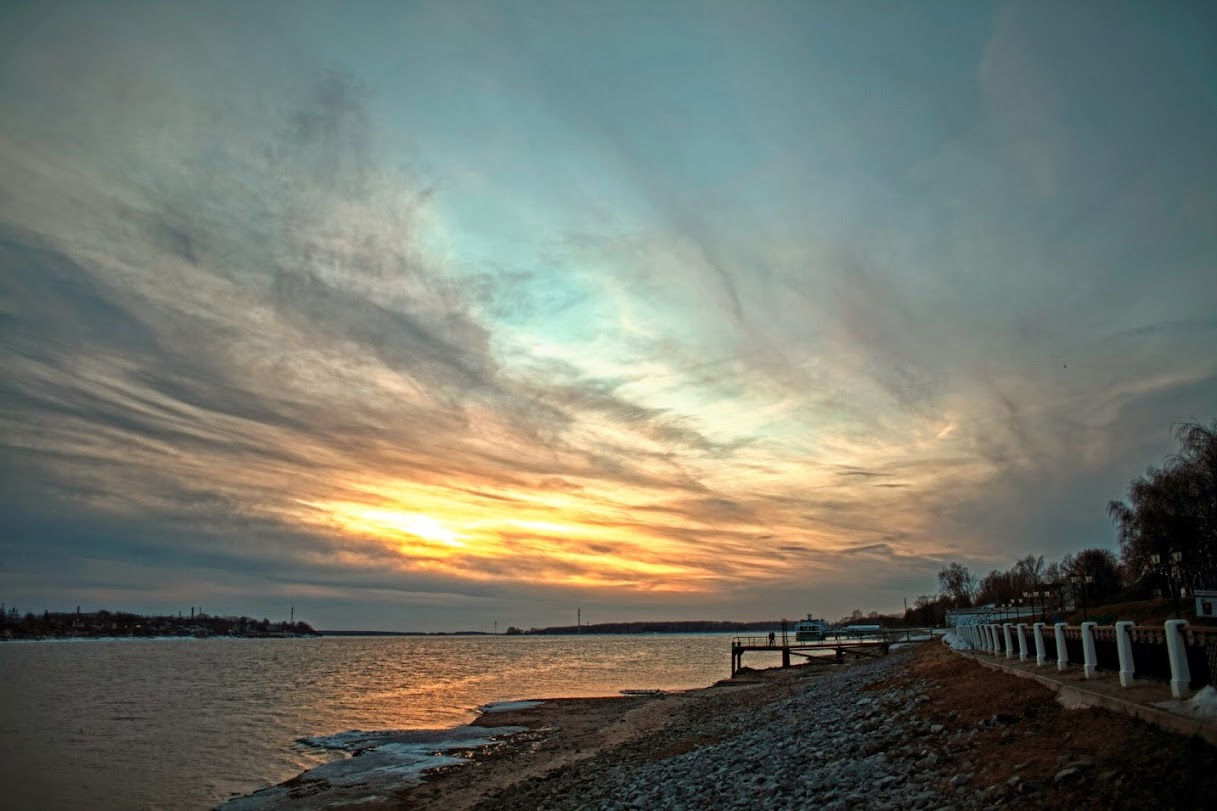 photo "Костромская набережная реки Волга (Kostroma, Russia)" tags: landscape, city, coast, evening, kostroma, river, water, winter, Набережная, волга, кострома, отражение