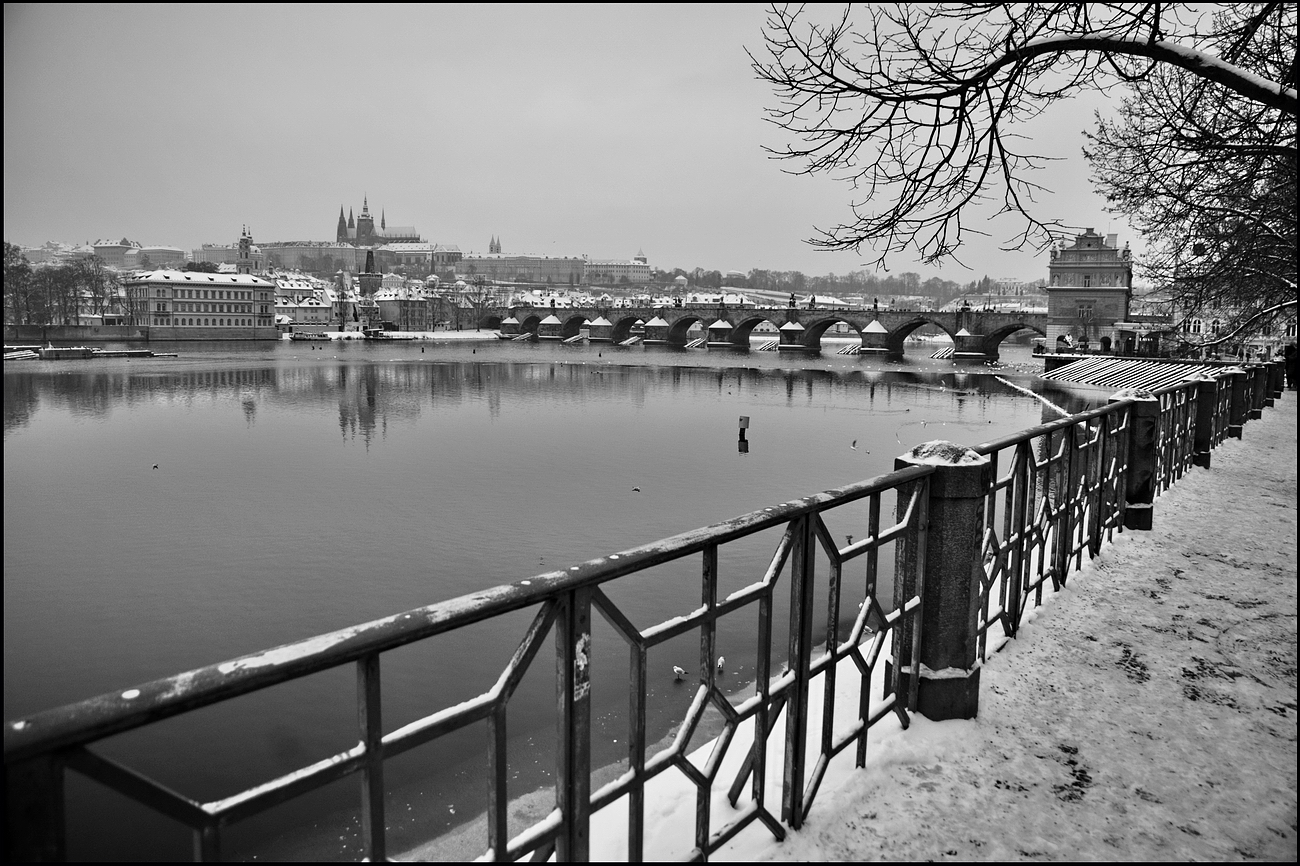 photo "Зимний вид набережной" tags: black&white, Prag, Prague, Praha