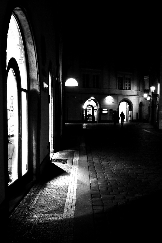photo "Ночная витрина и фигура" tags: black&white, Prag, Prague, Praha