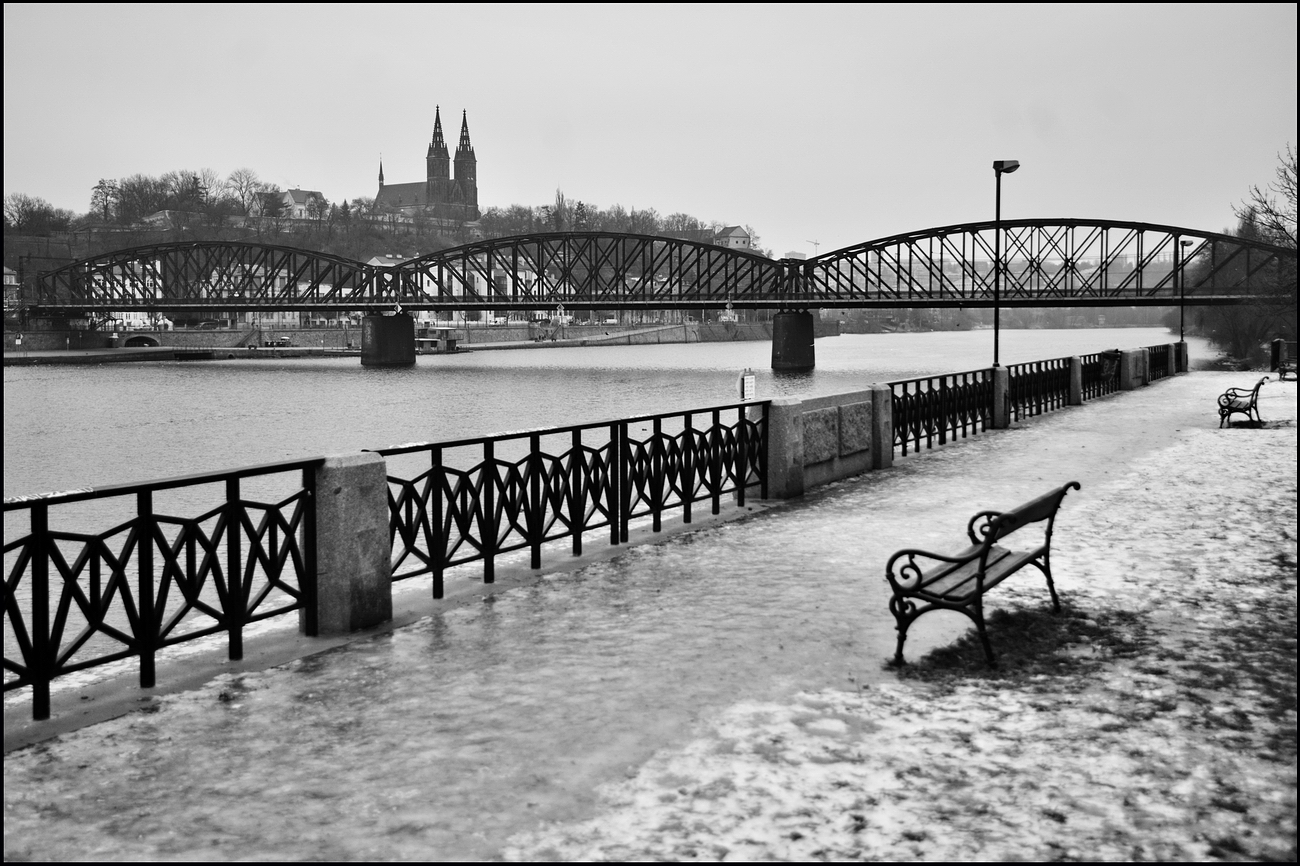 photo "На набережная" tags: black&white, Prag, Prague, Praha