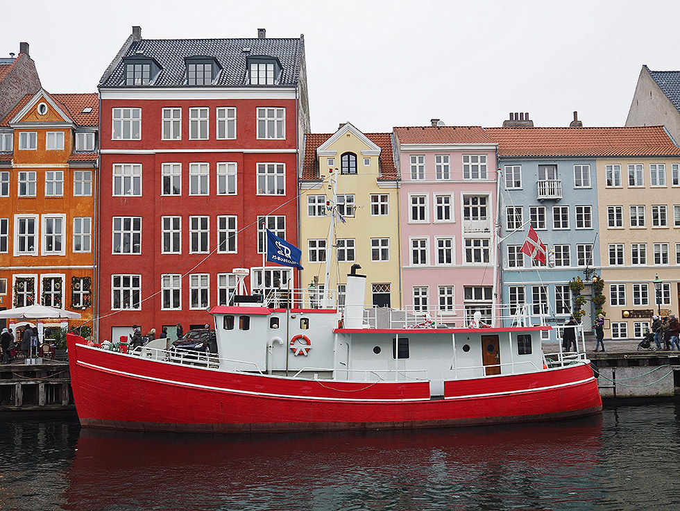 photo "The Red Ship" tags: reporting, architecture, still life, 