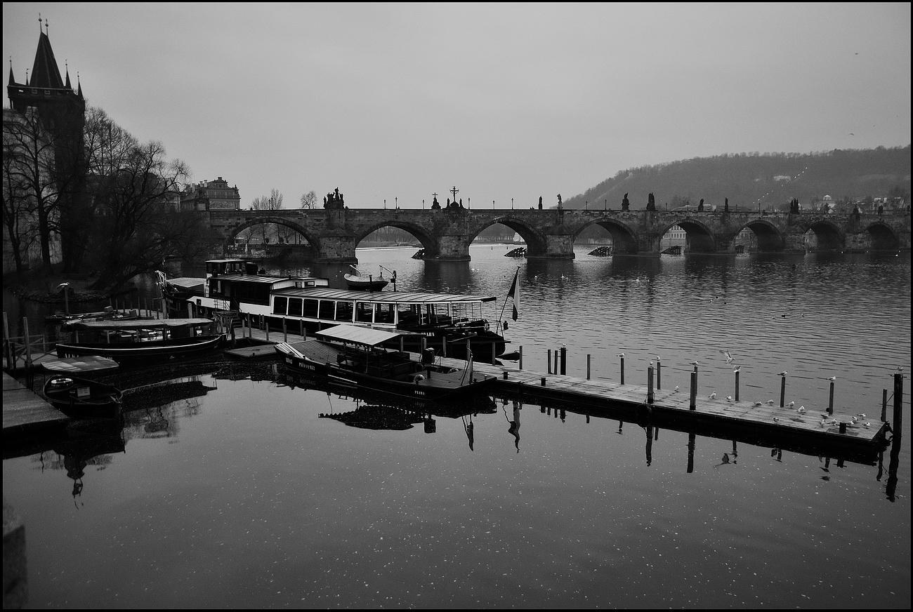 photo "Карлов мост и портовый мол" tags: black&white, architecture, city, Prag, Prague, Praha