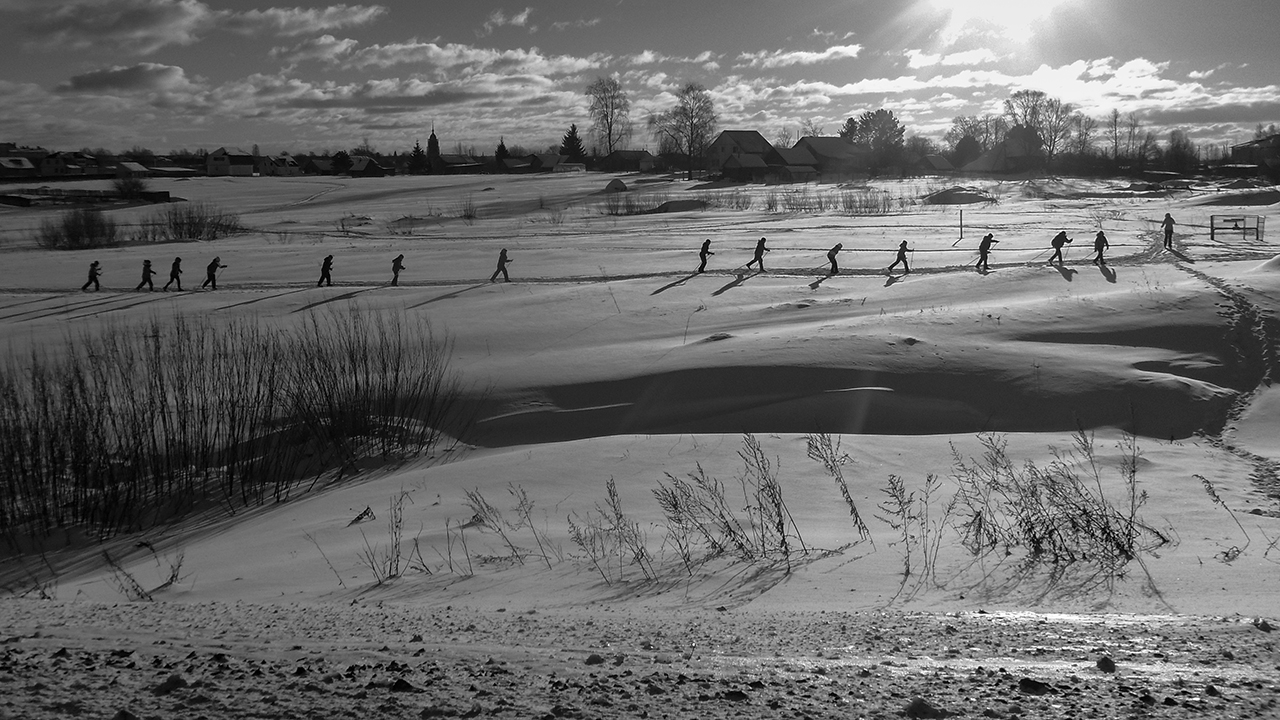 photo "***" tags: , snow, village, winter, железная дорога, монохром, человек