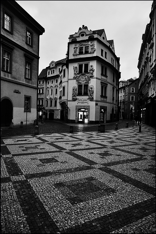 photo "Дома и мостовая" tags: black&white, architecture, Prag, Prague, Praha