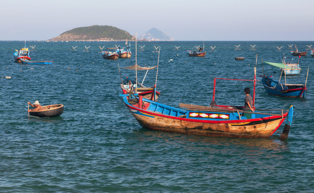 photo "***" tags: travel, landscape, Asia, boat, ocean, reflections, sea, water, островок