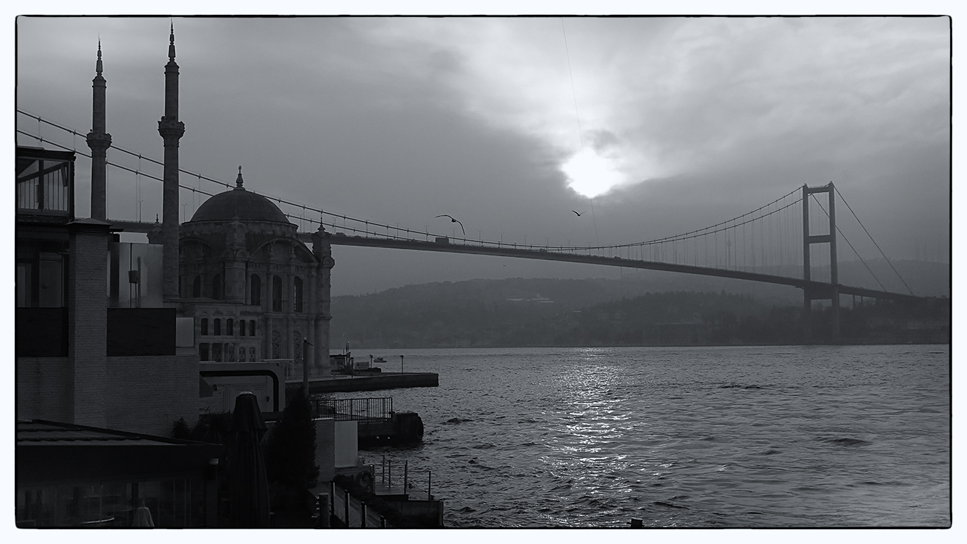 photo "Istanbul" tags: travel, city, black&white, 