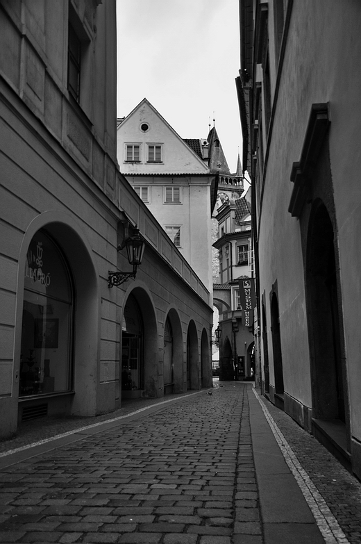 photo "Улица, дома и башня" tags: architecture, black&white, Prag, Prague, Praha
