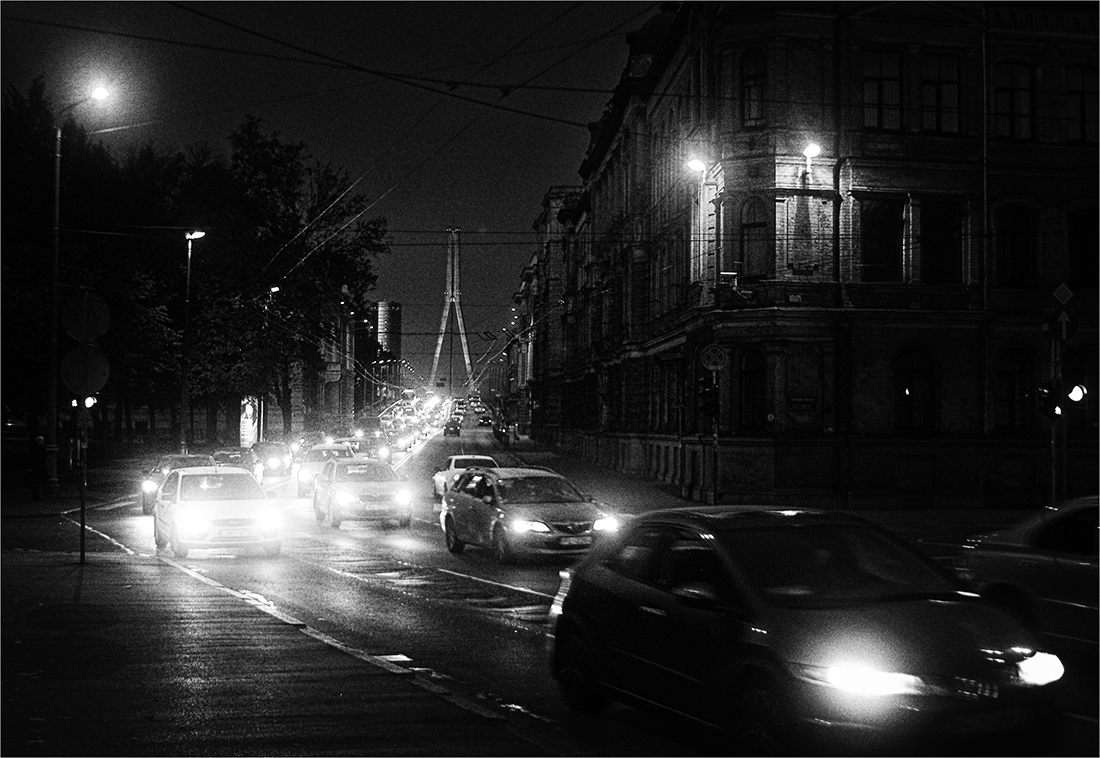 photo "Morning. To work..." tags: travel, black&white, city, Рига, утренний трафик