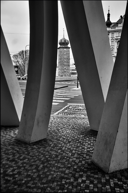 photo "Башни и колонны" tags: architecture, black&white, Prag, Prague, Praha