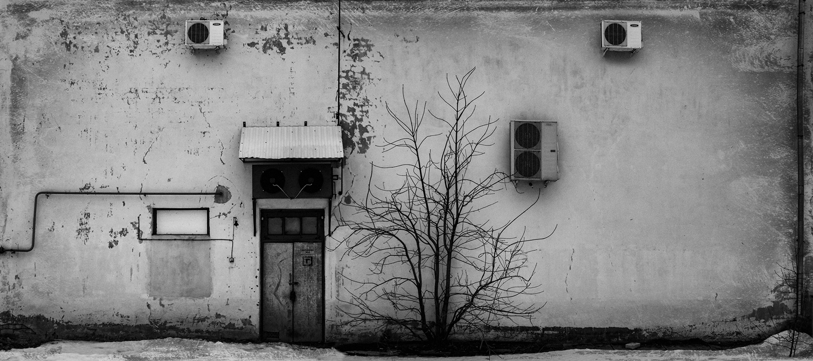 photo "***" tags: architecture, black&white, misc., snow, village, winter, монохром, человек
