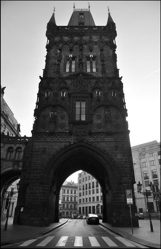 photo "Башня и переход" tags: architecture, black&white, Prag, Prague, Praha