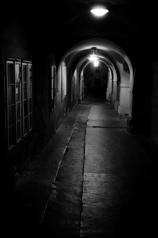 photo "Ночные cветла и аркада" tags: black&white, Prag, Prague, Praha