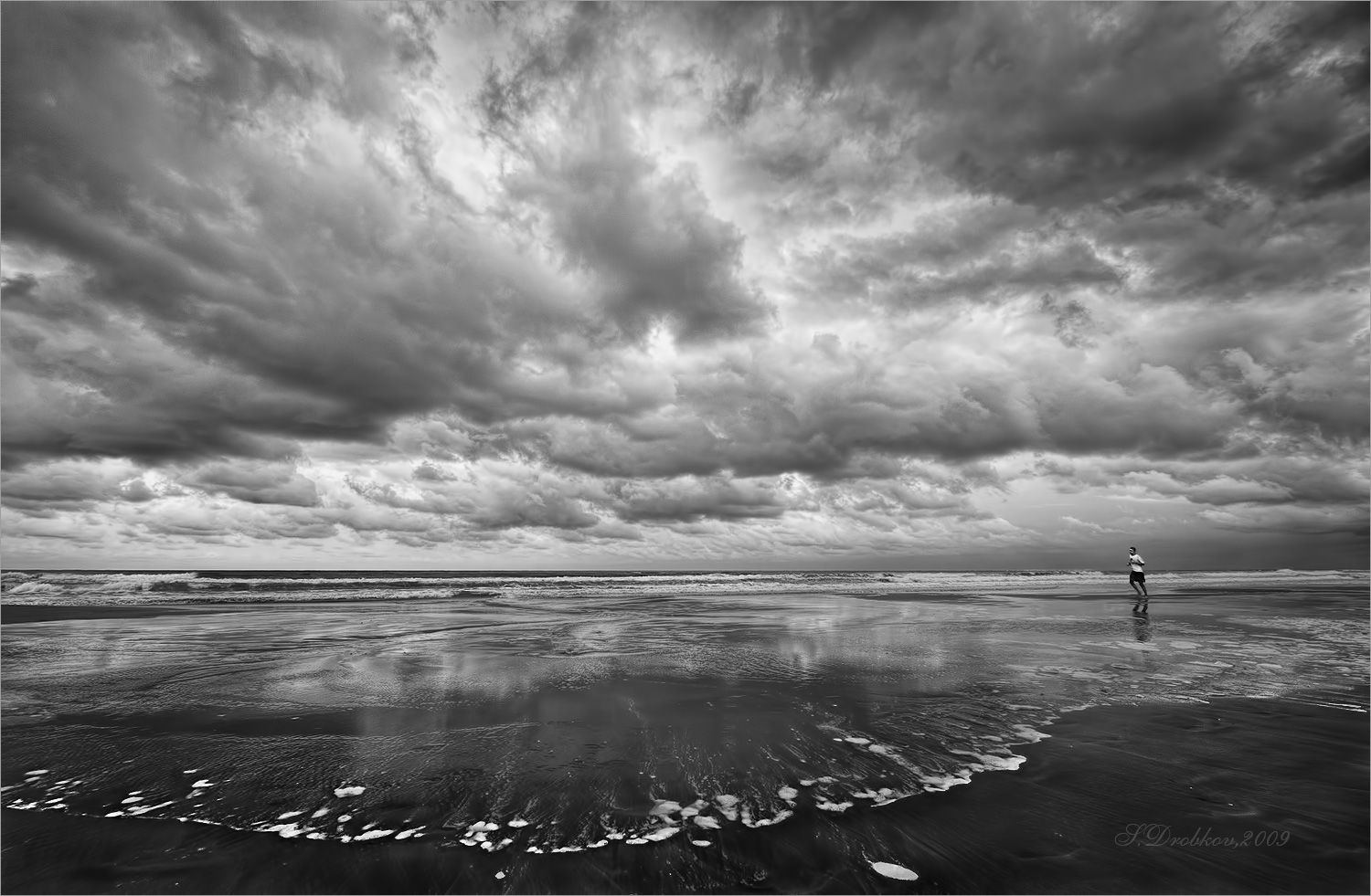 photo "No está solo" tags: landscape, black&white, street, Europe, clouds, man, sea, water, бегун, волны