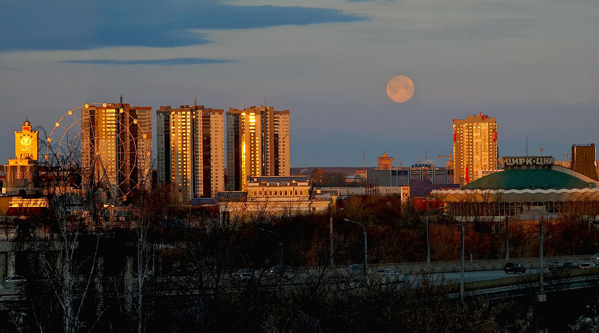 photo "The sun replaces the moon" tags: city, 