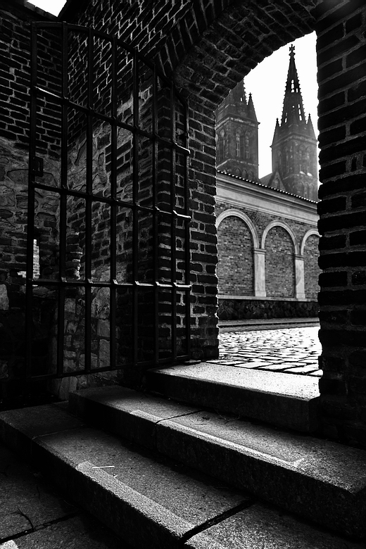 photo "Вход и башни" tags: black&white, architecture, Prag, Prague, Praha