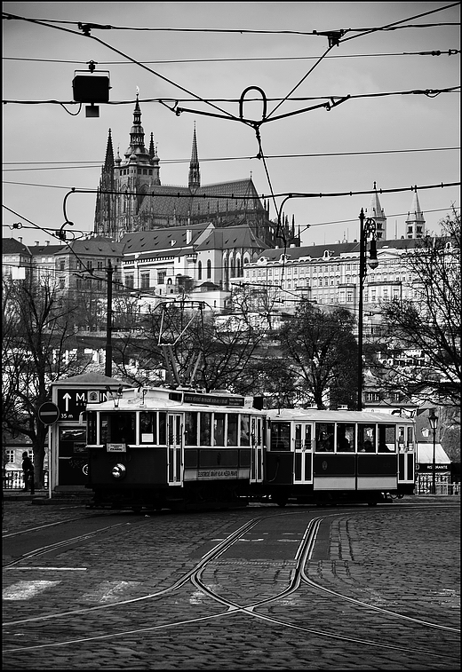 photo "Пражский Град и исторический трамвай" tags: black&white, architecture, Prag, Prague, Praha