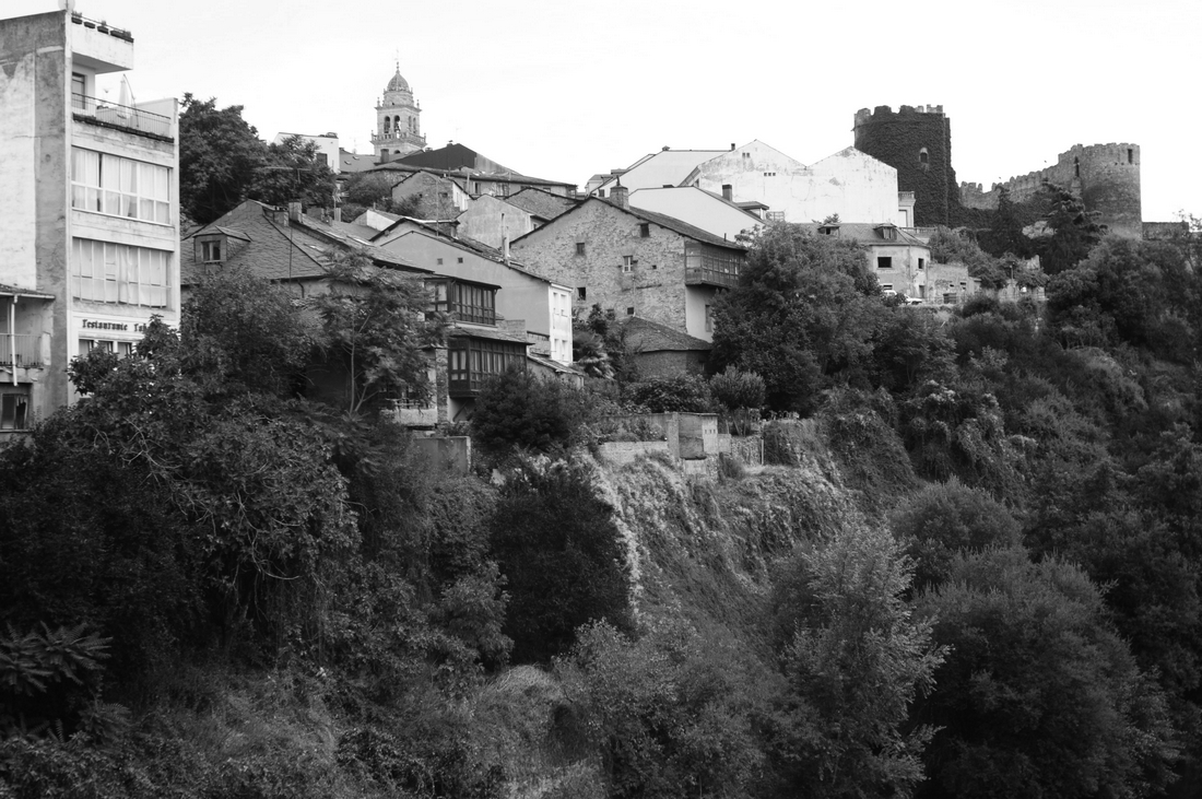 photo "Ponferrada" tags: travel, city, black&white, Camino, Santiago, Сантьяго, видиздали, замок, путь, тамплиеры