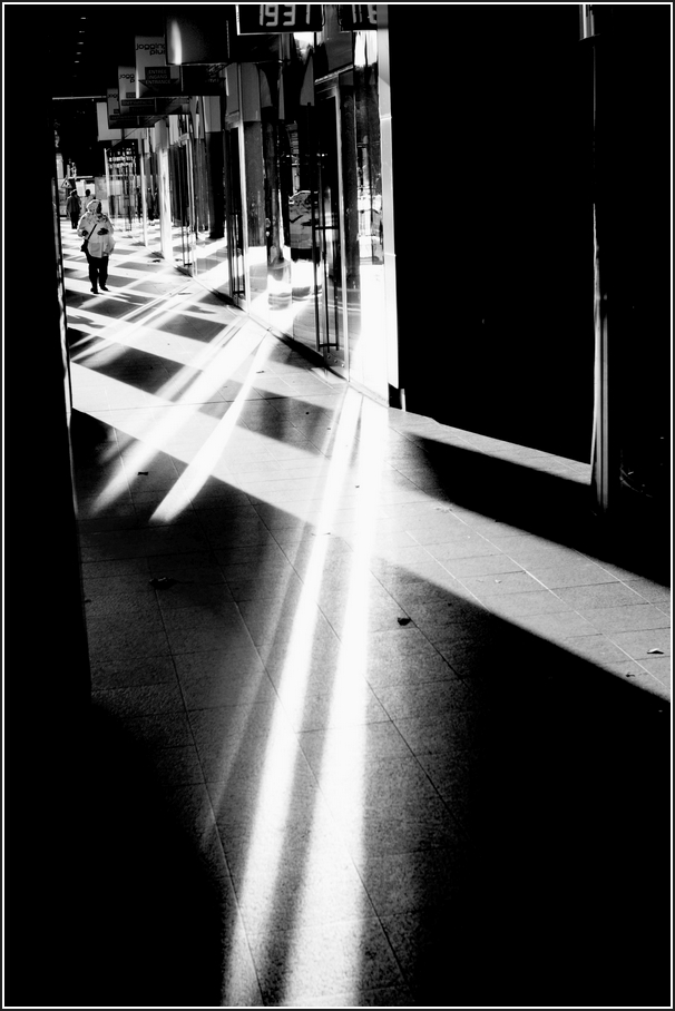 photo "Bruselas" tags: city, travel, light, woman, витрина, геометрия, контраст, отражение