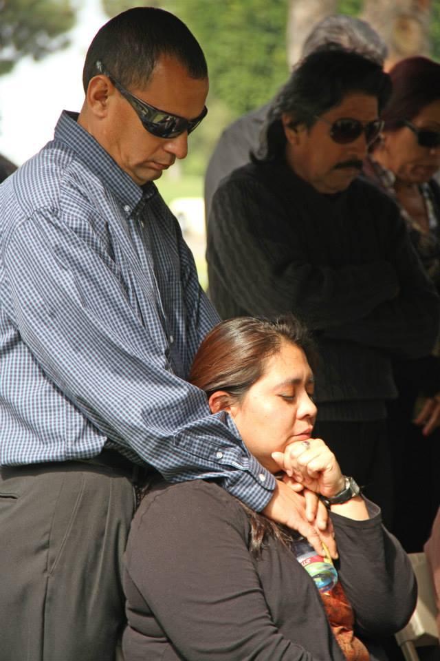 photo "Mourning" tags: genre, candid, couple, family, funeral, mourning, sorrow