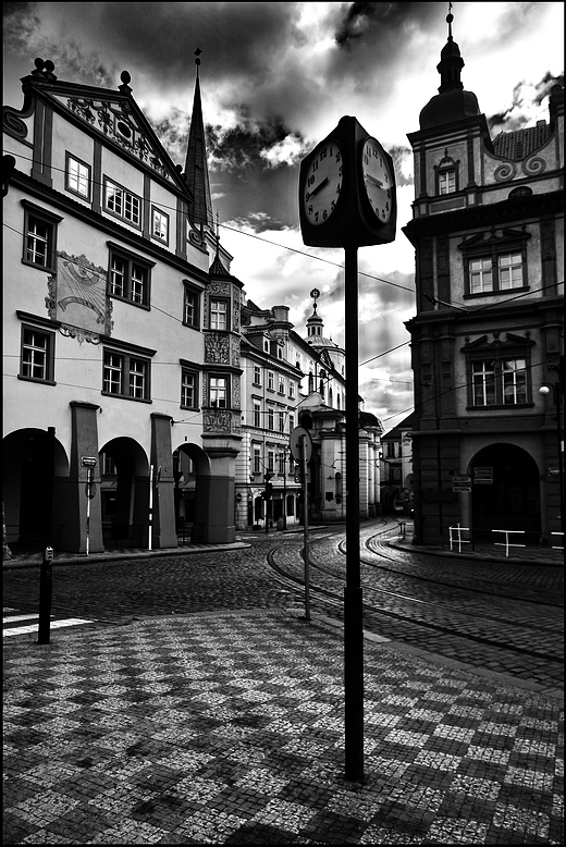 photo "Часы и дома" tags: black&white, Prag, Prague, Praha