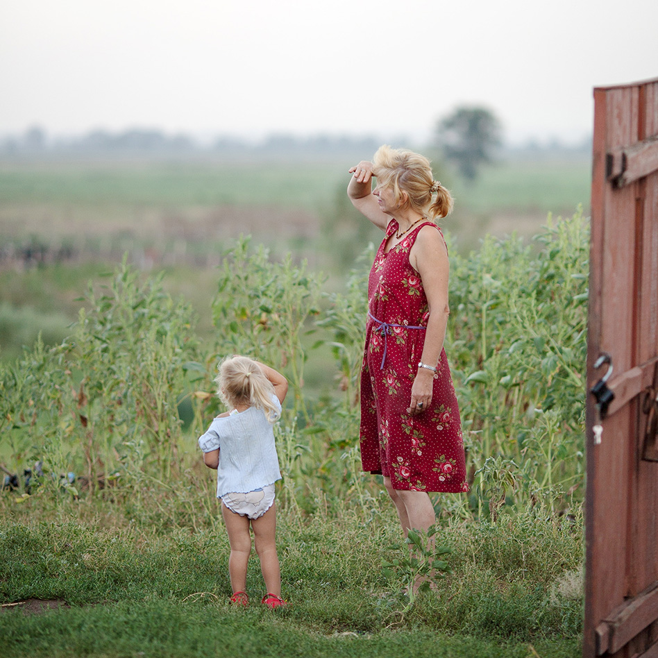 photo "***" tags: genre, field, ворота, дочка, мать