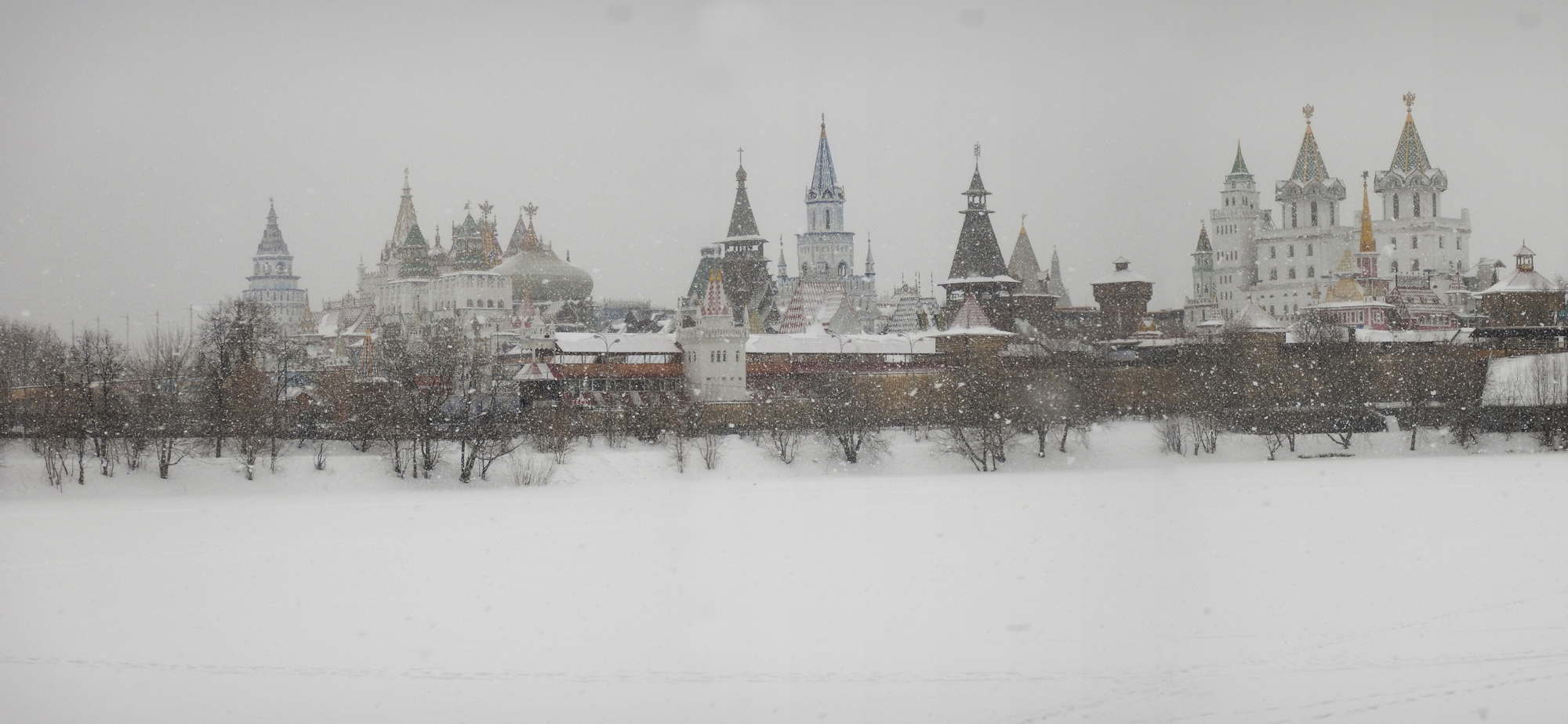 photo "Russian castle in winter with snowflakes on the foreground" tags: architecture, panoramic, city, winter, Измайлово, падает снег, русская зима, терем