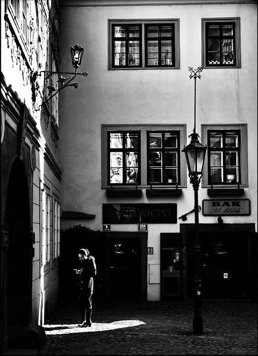 photo "Фигура, окна и фонарь" tags: black&white, Prag, Prague, Praha